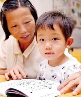 两岁蒙童摇头晃脑诵经书·广东新闻·南方网