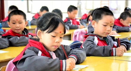 开笔启智 明理正行:武冈市富田学校小学部百余蒙童行“开笔礼”